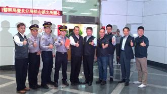 警民壓制揮刀男！站務、鐵警受表揚