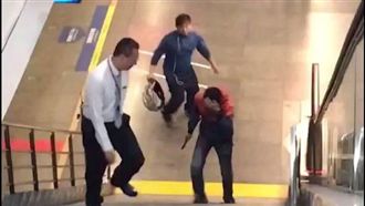 擲背包制伏揮刀男！正義哥出手原因曝