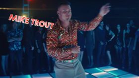 美職／拍廣告！花襯衫神鱒大跳機器舞
MLB,洛杉磯天使,鱒魚,Mike Trout,BodyArmor
翻攝自YouTube DrinkBODYARMOR