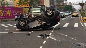 警幫女嬰開道送醫　意外撞轎車翻覆