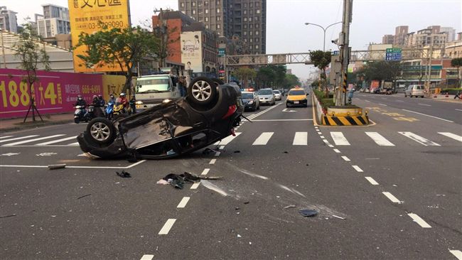 驚！載1歲女就醫　警車開道還被撞翻