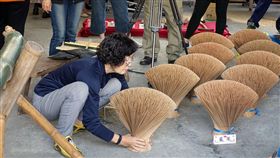 嘉義市雲霄厝社區28日舉行「剖香腳」傳統技藝示範活動，只見「剖香腳」藝師邱錦雲（圖）熟練的將香腳展開，形成一朵朵蘑菇狀的香腳花。中央社記者江俊亮攝 108年3月28日