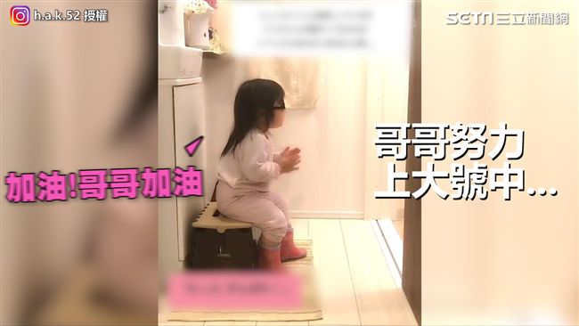 怕哥哥大不出來　暖妹廁所前幫加油