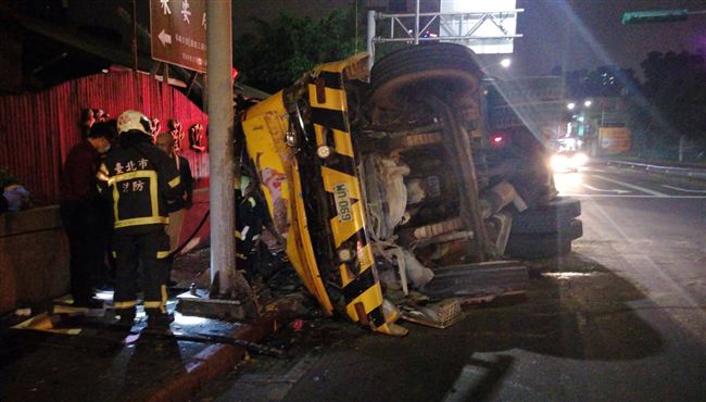 快訊／木柵交流道下　水泥預拌車翻覆