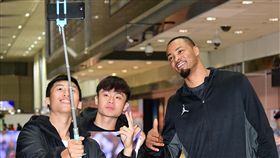 Rashard Lewis和接機球迷大玩自拍。（圖／NBA官方提供）