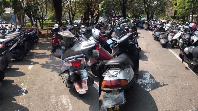 台南人這樣停車好狂　在地人：日常呀