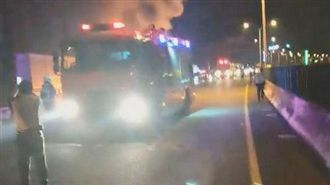 轎車追撞大貨車　妻目睹夫燒成白骨