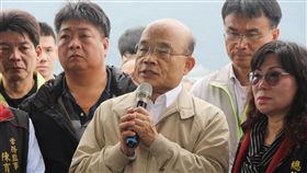 中國鮑銷台　蘇貞昌：若不當傾銷就要限制進口「中國鮑」大量低價進口來台，致新北市「貢寮鮑」養殖戶受影響。行政院長蘇貞昌（右3）26日到貢寮會勘時表示，將責成農委會、經濟部在每年台灣鮑魚產季時，了解各國是否有傾銷等不當行為，若有就要予以限制。中央社記者王朝鈺攝　108年3月26日