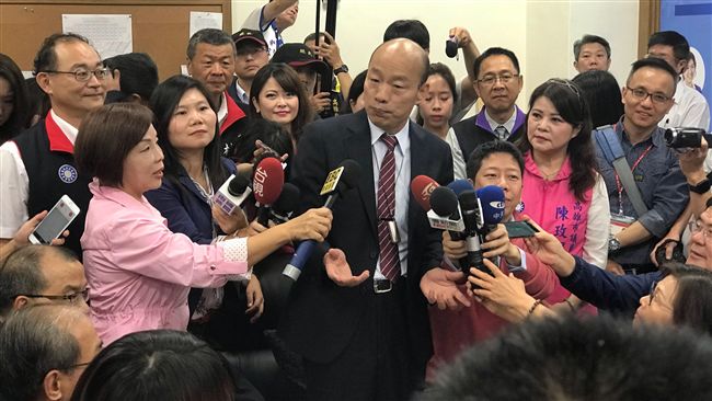 隨扈舉高高造神？韓國瑜竟回嗆！
