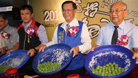 2019南投梅子節31日將於信義鄉農會梅子夢工廠開幕，當天有千人製梅、梅子料理品嘗等活動，南投縣長林明溱（右2）28日出席宣傳，邀民眾到南投品梅。中央社記者蕭博陽南投縣攝　108年3月28日