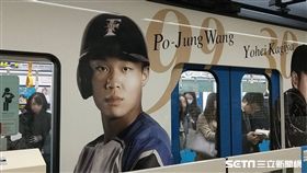 王柏融登上日本火腿合作彩繪列車「鬥士號」。（圖／記者王怡翔攝影）