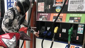 中油汽柴油將調漲0.3與0.4元受沙國限縮石油產出、委內瑞拉大停電導致原油出口受阻，國際油價上揚。中油公司17日宣布，自18日凌晨零時起，汽油每公升調漲新台幣0.3元、柴油調漲0.4元。民眾趁著油價調漲前，到自助加油站加油。中央社記者徐肇昌攝　108年3月17日