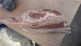 鄉下農夫撿到五花肉一夜致富 7天後中風送醫(圖/翻攝自微信)
