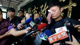 禁賽風波  莊佳佳受訪哽咽（1）中華奧會公布禁藥問題遭禁賽名單，前奧運跆拳道國手、桃園市體育局長莊佳佳（右）傳出因為沒有向世界反禁藥組織（WADA）按時回報行蹤而被禁賽。莊佳佳29日桃園市政府體育局受訪，數次哽咽頻頻拭淚。中央社記者邱俊欽桃園攝　108年3月29日