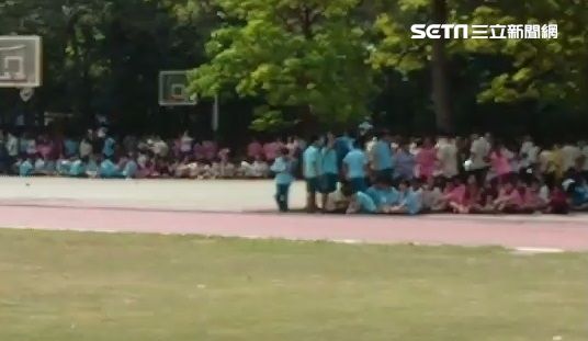 國中男廁竄火舌　2千學童疏散操場