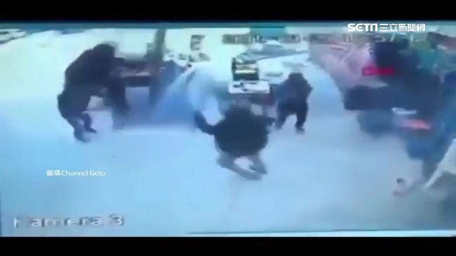 怪風襲捲土耳其　男抓傘飛天4米高