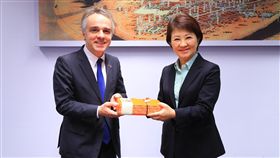 法國在台協會主任紀博偉（左）與法商業者29日到台中市政府拜會市長盧秀燕（右），雙方針對城市環境等議題進行討論，並互贈紀念品。中央社記者郝雪卿攝　108年3月29日