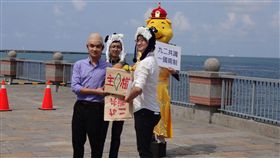 國立中山大學多名學生29日在校門口演出「韓國瑜賣台現形記」行動劇，諷刺高雄市長韓國瑜此次出訪中國大陸根本就是「賣水果兼賣主權」。中央社記者陳朝福攝 108年3月29日