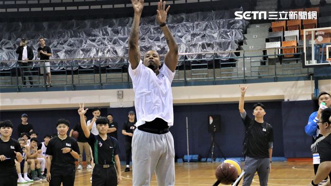 NBA／路易斯訪政大　與同學尬三分