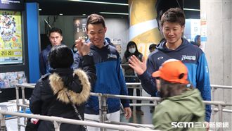 日職／搶和大王擊掌　球迷昨天就來排