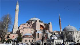 伊斯坦堡聖索菲亞博物館紐西蘭清真寺槍擊案主嫌在犯案宣言中以君士坦丁堡稱伊斯坦堡，強調君士坦丁堡理所當然該重回基督教徒懷抱，聖索菲亞將不再有尖塔。圖為聖索菲亞博物館外觀。中央社記者何宏儒伊斯坦堡攝　108年3月16日