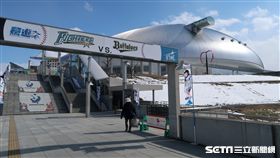 札幌巨蛋火腿布置可見王柏融。（圖／記者王怡翔攝影）