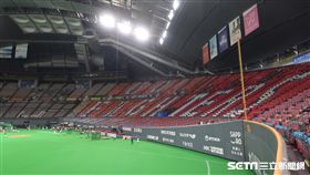 札幌巨蛋火腿布置可見王柏融。（圖／記者王怡翔攝影）