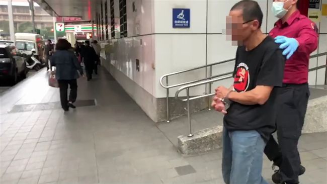 是他！北捷狠踹站長　遭警方壓制帶回