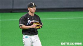 ▲王柏融守備練習。（圖／記者王怡翔攝影）