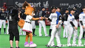 ▲王柏融進場與吉祥物擊掌。（圖／記者王怡翔攝影）