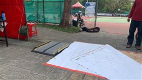 台北天母輪椅網球賽場地破損。
