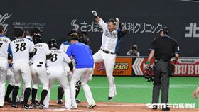 ▲中田翔開幕戰擊出再見滿貫全壘打。（圖／記者王怡翔攝影）