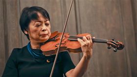 海嘯提琴慈善音樂會將登場（2）奇岩室內樂團30及31日將各舉辦一場「奇蹟一本松希望音樂會」，使用日本製琴家中澤宗幸以三一一震災後的漂流木所打造的「海嘯提琴」（Tsunami Violin）演出，中澤宗幸的妻子、小提琴家中澤君子（圖）29日在台北記者會中，現場使用海嘯提琴演奏日本童謠中央社記者裴禛攝　108年3月29日