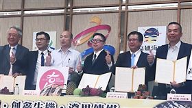 韓國瑜再見證農漁產訂單簽署高雄市長韓國瑜（左3）29日下午出席農漁產品簽約儀式後受訪表示，人事異動是「適才適所」，謝汀嵩「平調」職務。中央社記者王淑芬攝　108年3月29日