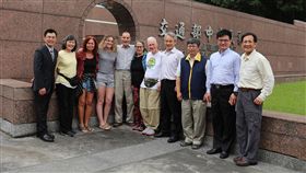 助建氣象雷達美國友人尋訪台灣（2）50多年前曾協助台灣建置首座氣象雷達站的美國人鮑耿（Hal Bogin）（左5）最近帶家人重回台灣，尋訪半世紀前在台灣的生活點滴，29日前往拜訪中央氣象局。（氣象局提供）中央社記者汪淑芬傳真　108年3月29日