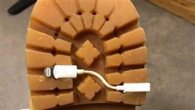 鞋子,鞋底,耳機,轉接頭,爆廢公社　圖／翻攝自臉書爆廢公社