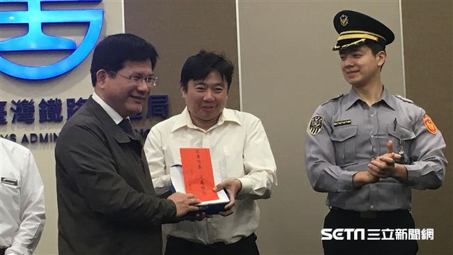憂鄭捷事件再現⋯他「砸包」成正義哥