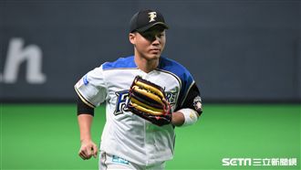 王柏融外野演出美技 卻因為左投退場