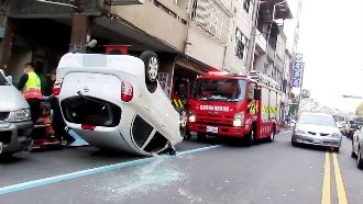 未持安全距離！男撞前車慘翻180度