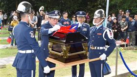 幻象飛官何子雨因公殉職　安葬碧潭烈士公墓幻象戰機飛官何子雨不幸因公殉職，空軍司令張哲平上將29日於新店碧潭空軍烈士公墓主持公葬典禮。（取自空軍司令部臉書）中央社記者侯姿瑩傳真　108年3月29日