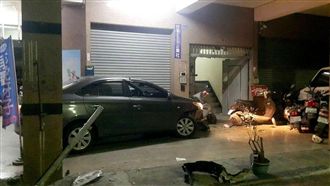 酒駕直衝騎樓撞7車　醉男還持棒嗆警