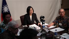 蔡總統和華府智庫視訊（3）總統蔡英文（中）出訪太平洋3友邦，27日過境夏威夷，28日首度以視訊向華府聯邦參議員賈德納等重要人士發表演說。中央社記者吳家昇攝 108年3月28日