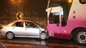 阿里山公路黎明隧道 汽車撞遊覽車五人受傷(圖/翻攝畫面)