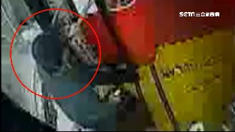 男突然竄出！公車急煞2女乘客重摔