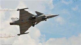 導覽圖錯把瑞典獅鷲戰機當經國號 中市府挨轟草率（圖／微博）