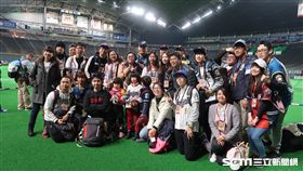 桃猿球迷組團到北海道為大王加油。（圖／記者王怡翔攝影）