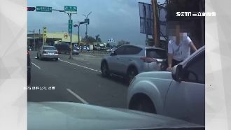 疑行車糾紛理論　男超狂爬「引擎蓋」