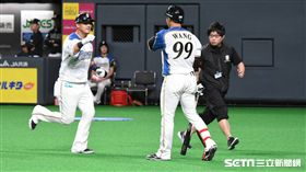 ▲中田翔連兩天擊出全壘打，回本壘後與王柏融擊掌。（圖／記者王怡翔攝影）