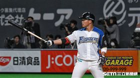 ▲王柏融運棒。（圖／記者王怡翔攝影）