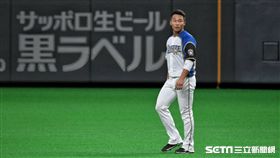 ▲日本火腿選手王柏融換局等待。（圖／記者王怡翔攝影）